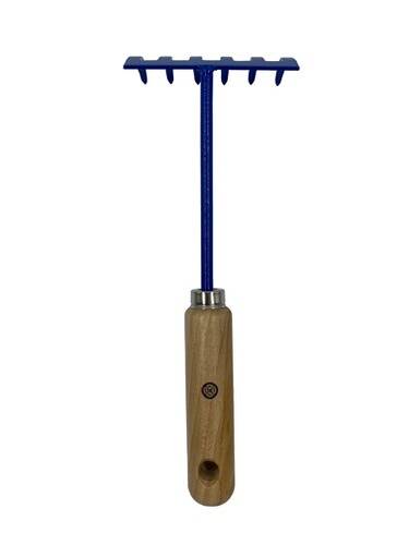 Ein Rückenkratzer mit Holzgriff und einer blauen Metallkralle am Ende, konstruiert zum mühelosen Erreichen und Kratzen des Rückens.