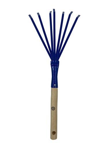 Eine blaue Metallblattrechen mit hölzernem Stiel.