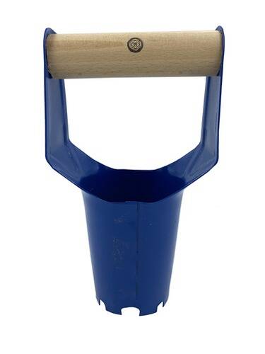 Ein blauer Metallzwiebelpflanzer mit einem Holzgriff, entworfen zum Gärtnern, wird verwendet, um Löcher in der Erde zum Pflanzen von Zwiebeln zu graben.
