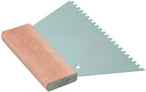 Ein gezähnter Spachtel aus Metall mit Holzgriff, zum Auftragen von Klebstoffen oder Mörtel verwendet, mit gleichmäßig verteilten Zähnen an einer Kante.