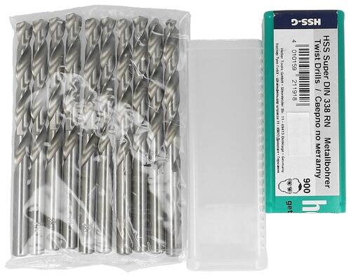 Ein Satz mehrerer Metallbohrer, die in einer Kunststoffverpackung organisiert sind, wahrscheinlich für Bau- oder Reparaturzwecke.