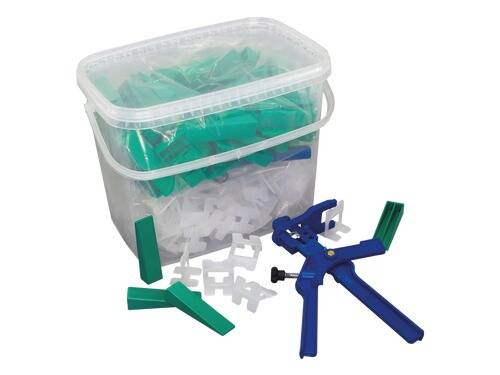 Kunststofflagerbox mit grünen und weißen Fliesenausgleichskeilen und Clips, mit blauem Fliesenausgleichswerkzeug davor platziert.