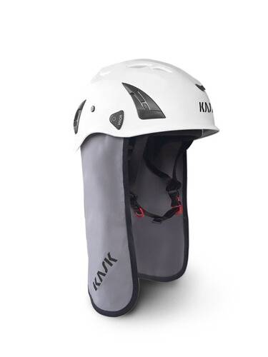 Weißer Schutzhelm mit grauem Schutzflappen für den Nacken und schwarzen Riemen, entwickelt für industrielle Anwendungen oder zum Klettern, mit 