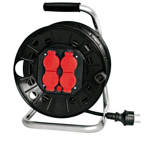Elektrokabelrolle mit vier roten Steckdosen auf einer schwarzen Spule, montiert auf einem silbernen Ständer, und ein Stromstecker angeschlossen, zur Organisation von Kabeln.