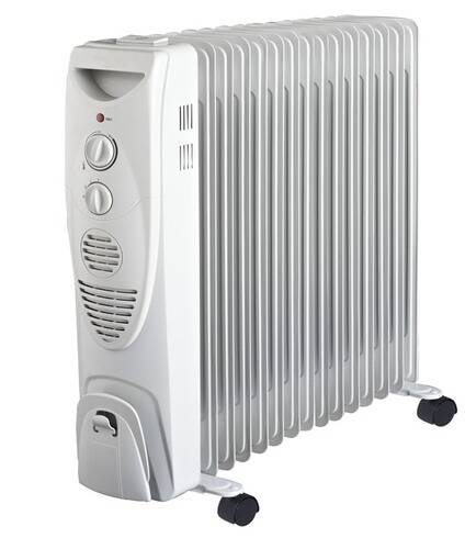 Ein tragbarer weißer elektrischer Heizkörper mit mehreren Lamellen und Bedienungsknöpfen oben, für die Verwendung im Innenbereich konzipiert, mit einem Ventilator und Rädern für Mobilität.