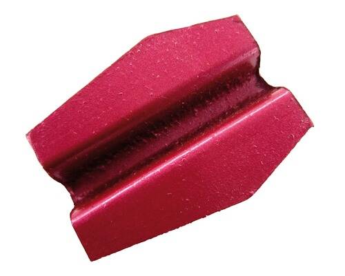 Rotes, keilförmiges metallisches Objekt mit einer Nut, das einem Schienenstückabschnitt ähnelt.