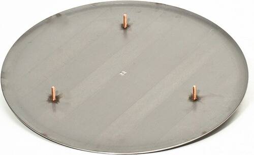 Ein hohes, ausziehbares Messstab mit numerischen Markierungen, das zum Vermessen oder im Bauwesen verwendet wird, vor einem einfachen Hintergrund.