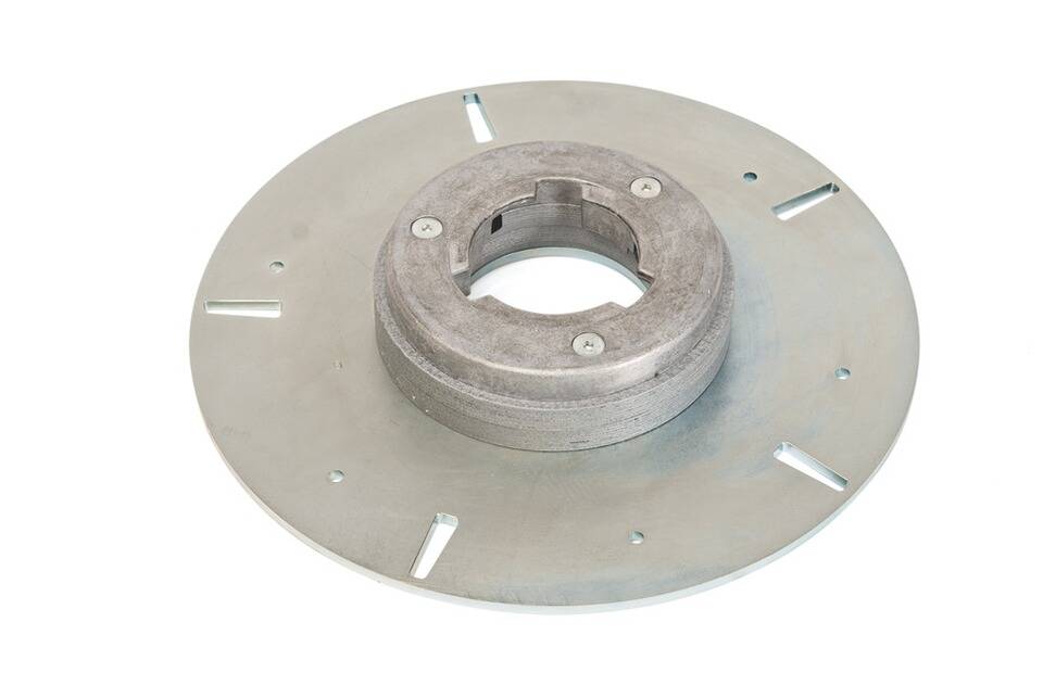 Runde Metallmontageplatte mit vier Schlitzlöchern und zentraler kreisförmiger Befestigung für mechanische oder industrielle Anwendungen.