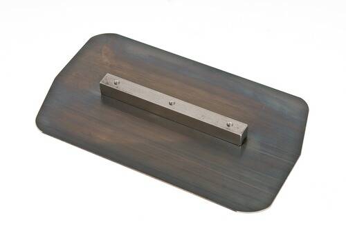 Ein rechteckiges Metallglättwerkzeug mit Holzgriff, das zum Glätten von Betonoberflächen verwendet wird, auf weißem Hintergrund gezeigt.