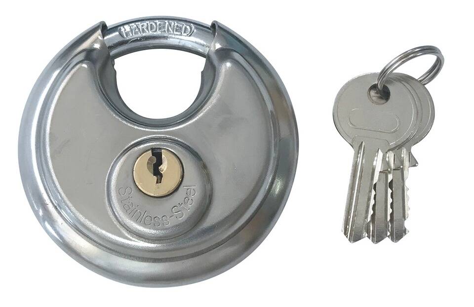 „Eine hohe Spraydose von Soppec Tracing Pro, die zum Markieren von Linien verwendet wird, mit einem farbenfrohen Etikett, das Bilder von Wegen und Logos zeigt.