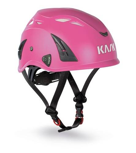 Ein rosa Kletterhelm mit schwarzen Riemen und dem Markennamen „Kask