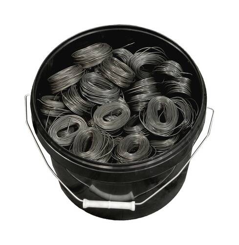 Schwarzer Kunststoffeimer gefüllt mit aufgerolltem Metalldraht, verwendet für verschiedene industrielle und handwerkliche Zwecke.