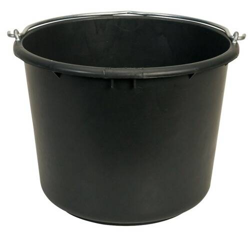 Ein schwarzer, runder Kunststoffeimer mit einem Metallgriff, vor einem einfachen Hintergrund positioniert.
