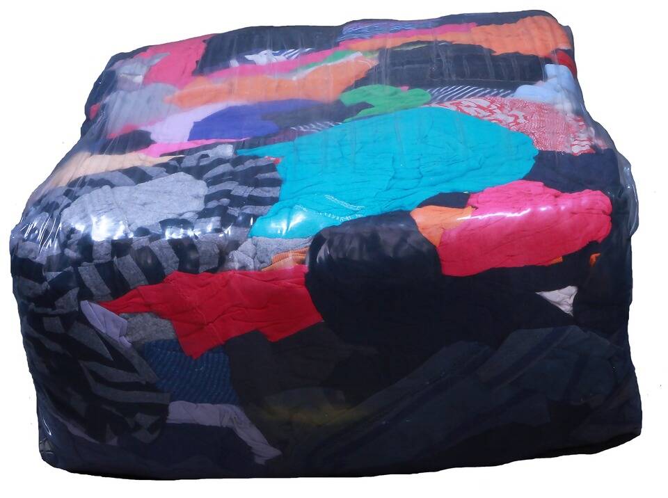 Bunte Patchwork-Decke mit verschiedenen Mustern und Texturen, einschließlich Streifen und Blumenmotiven, flach auf weißem Hintergrund ausgebreitet.