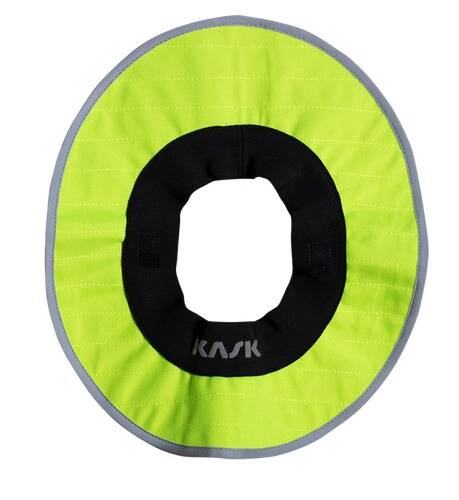 Eine runde, hochsichtbare gelbe Helmschutzabdeckung mit einem zentralen schwarzen Bereich, auf dem der Markenname 