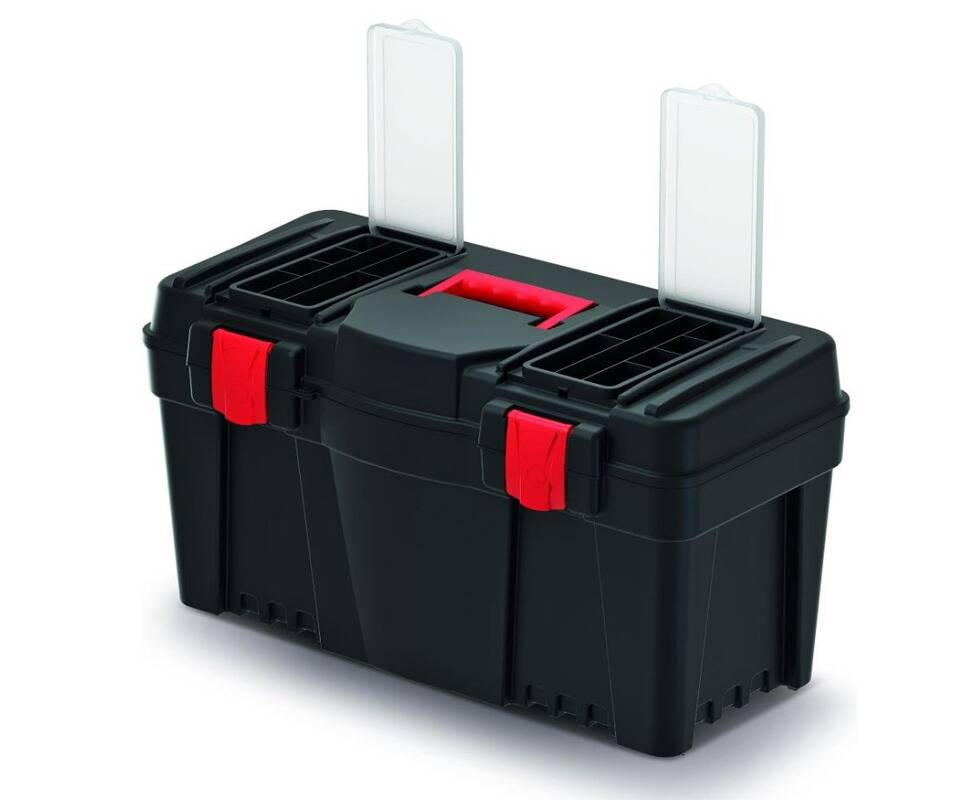 Eine schwarze Werkzeugkiste mit rotem Griff und roten Verschlussclips, mit mehreren Fächern und offenen transparenten Deckeln.