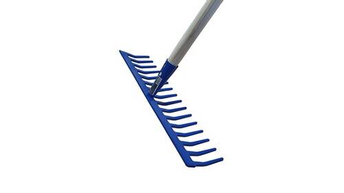 Ein blauer Gartenrechen mit Holzstiel, mit breiten, weit auseinanderliegenden Zinken zum Ebnen von Erde oder zum Zusammenrechen von Laub.