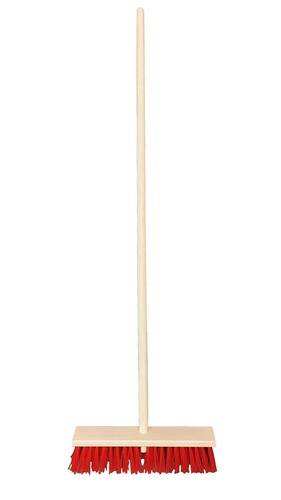 Ein einfacher langer Holzstab vor weißem Hintergrund.