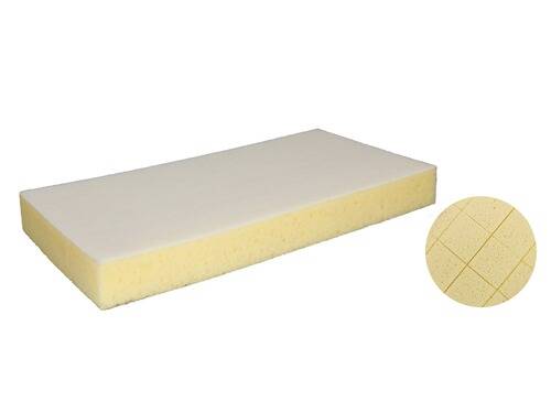 Rechteckiger gelber Küchenschwamm mit weißem Reinigungstuch auf der Oberseite; Ausschnitt zeigt Texturdetail.
