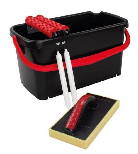 Ein schwarz-rot gefärbter Reinigungswagen mit einem Schwamm und rot-griffigen Reinigungswerkzeugen, der für einfache Beförderung und Verwendung während Reinigungsaufgaben konzipiert ist.