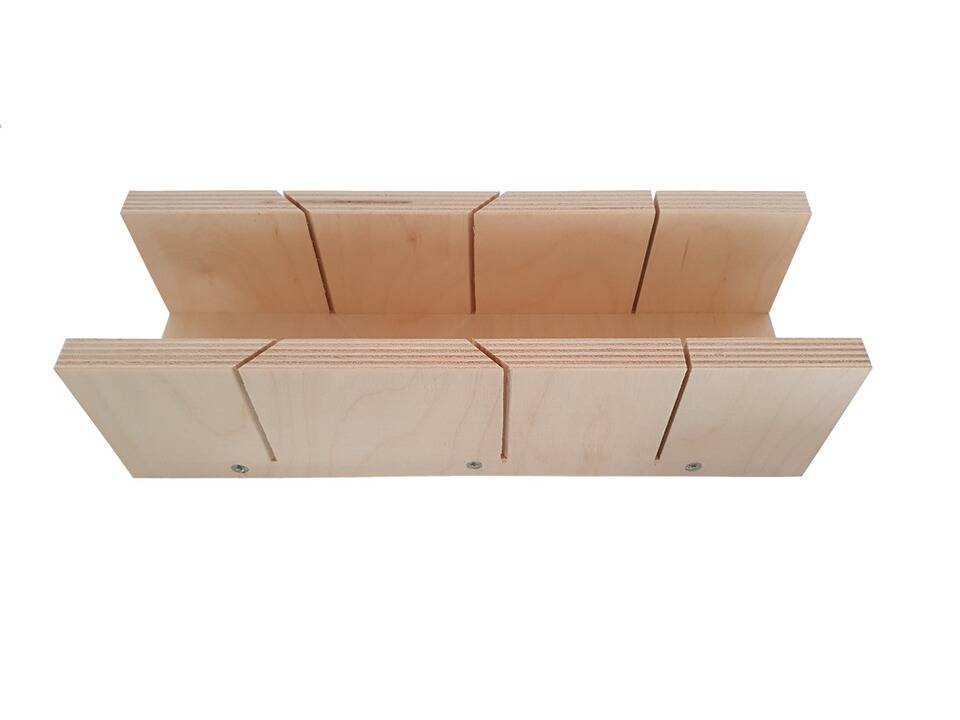Eine Gehrungslade aus Holz mit mehreren Winkelschlitzen zur Führung einer Säge, die zum Anfertigen präziser Schrägschnitte in Materialien wie Holz verwendet wird.