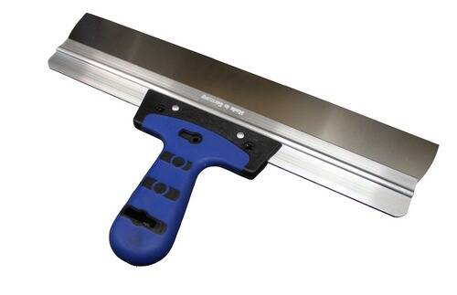 Ein Trockenbaumesser mit blauem Griff und breiter Metallklinge, das häufig zum Glätten von Spachtelmasse auf Trockenbauoberflächen verwendet wird.