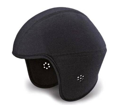 Ein schwarzer Schutzhelm mit Ohrenklappen und Belüftungslöchern an den Seiten, konzipiert für Sicherheit und Komfort.