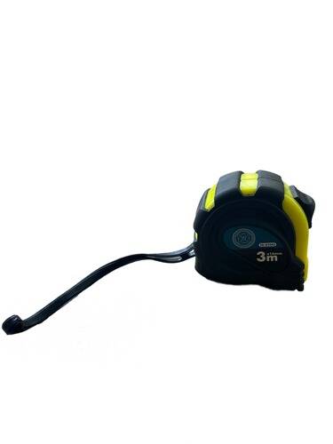 Ein schwarz-gelbes, 3-Meter-Messstab, teilweise ausgefahren, auf einer weißen Oberfläche liegend.