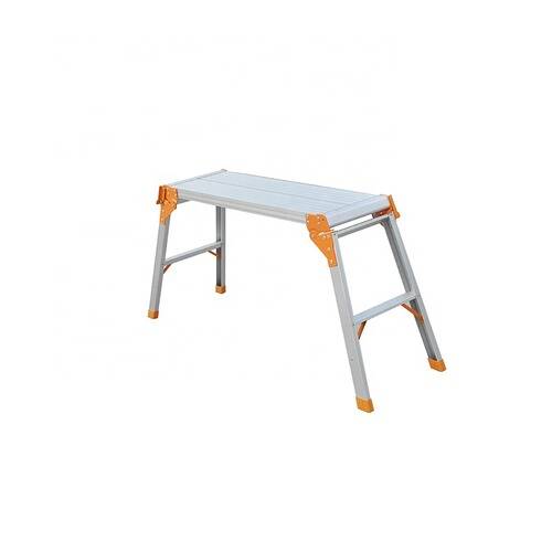 Eine kleine, zusammenklappbare Trittstufe mit einer flachen Plattform, silbernem Rahmen und orangefarbenen Akzenten, geeignet zum Erreichen erhöhter Bereiche.