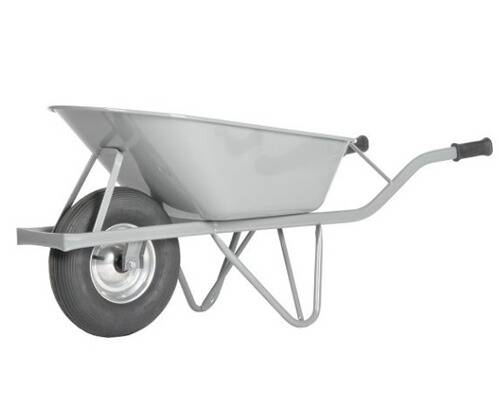 Eine graue Metallschubkarre mit einem einzelnen schwarzen Rad, zur Seite gekippt, konzipiert zum Transport von Materialien in Garten- oder Bauarbeiten.