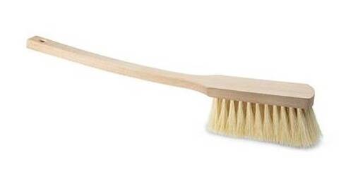 Eine Holzbadebürste mit langem Griff und weichen Borsten, die zum Schrubben und Peeling der Haut beim Baden oder Duschen verwendet wird.