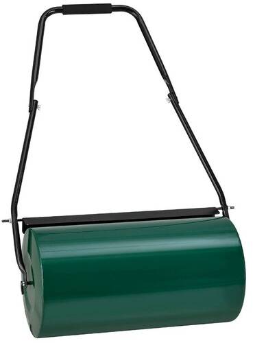 Eine grüne Rasenwalze mit schwarzem Griff, die zum Ebenen von Boden und Grasflächen bei Outdoor-Garten- oder Landschaftsbauaufgaben verwendet wird.