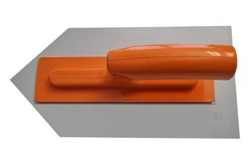 Ein orangefarbiger, ergonomischer Griff, der an einem flachen, rechteckigen Werkzeug auf einer reflektierenden grauen Oberfläche befestigt ist, was auf ein tragbares Reinigungswerkzeug hindeutet.