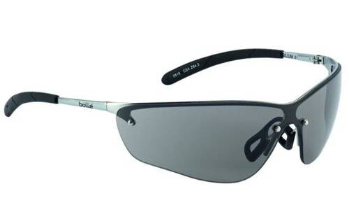 Schicke, halbrandlose Sonnenbrille mit grauen Gläsern und schlanken silbernen Bügeln. Geeignet für UV-Schutz und Outdoor-Aktivitäten.