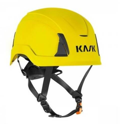 Gelber Schutzhelm mit verstellbaren Riemen, auf der Seite mit dem Wort „KASK