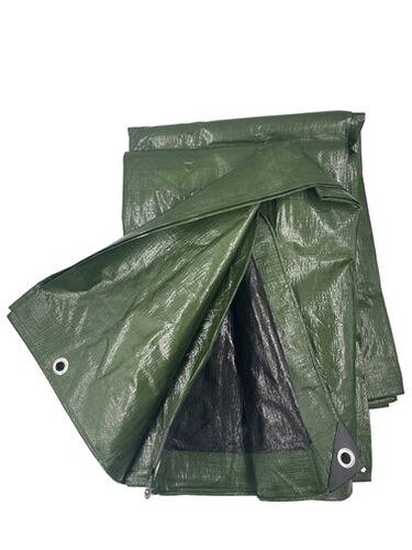 Eine Nahaufnahme einer gefalteten grünen Plane mit Metallösen, die die Textur und Schichten zeigt.
