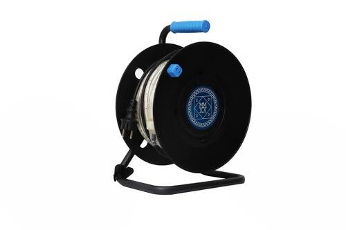 Eine schwarze Kabelrolle mit blauem Griff und Stecker steht aufrecht. Sie ist mit einem Stromkabel aufgewickelt, das in der Mitte ein Logo zeigt.