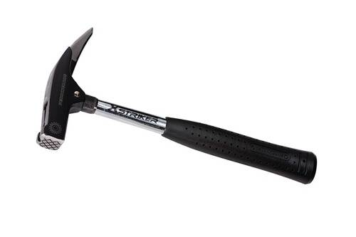 Ein Felshammer mit schwarzem Griff, auf dem Metallschaft mit 'Striker' beschriftet und einer spitzen Spitze, verwendet für geologische Zwecke.