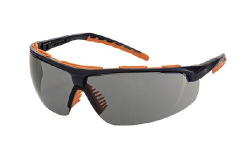 Dunkle Schutzbrille mit orangefarbenen Akzenten, mit stabilem Rahmen und umhüllenden Gläsern zum Schutz der Augen.