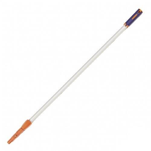 Eine Teleskopstange mit orangefarbenen Anschlüssen und einem blauen Griff, verwendet zum Verlängern der Reichweite für Reinigungs- oder Wartungsaufgaben.