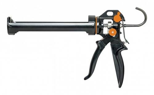 Eine schwarze und orange Dichtungspistole wird gezeigt, deren Düse nach links zeigt. Der Griff und der Abzug sind auf der rechten Seite sichtbar.