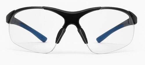 Nahaufnahme einer Frontalansicht einer Brille mit einer schwarzen Brückenseite und blauen Bügeln vor weißem Hintergrund.