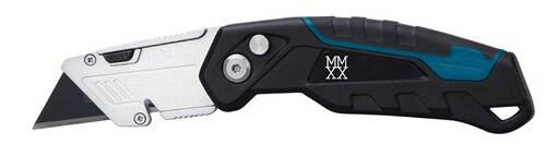 Eine Nahaufnahme eines Griffs eines Taschenmessers mit zwei Metallknöpfen und den römischen Ziffern MMXX, die auf der schwarzen Oberfläche eingraviert sind.