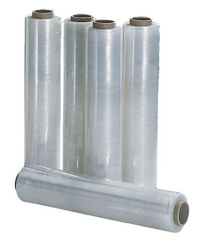 „Fünf Rollen durchsichtige Frischhaltefolie stehen aufrecht in einer Reihe und reflektieren Licht auf ihren Oberflächen.