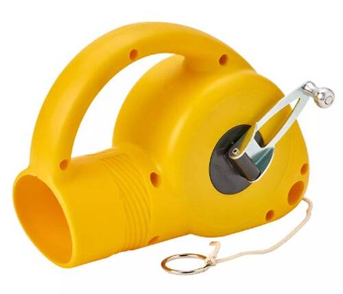 Eine gelbe ausziehbare 50-Meter-Hundeleinenrolle mit Griff und Metallclip zum Befestigen an Hundehalsband, entworfen für die Nutzung von Haustieren im Freien.