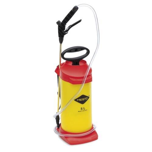Gelber und roter Mesto 5-Liter-Gartensprüher mit Obengrieff und angebrachtem Schlauch.