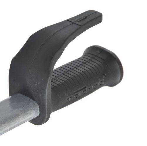 Eine Nahaufnahme eines schwarzen Griffs mit strukturierter Griffigkeit und einer Handschutzvorrichtung, befestigt an einem Metallwerkzeug oder einer Metallkomponente. Der Markenname ist sichtbar.