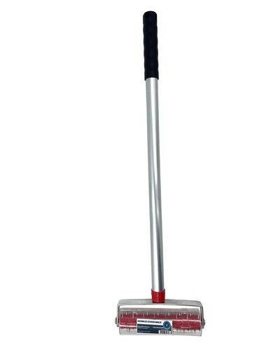 Ein Boden-Abzieher aus Silber und Rot mit schwarzem Griff, verwendet zum Reinigen von Oberflächen.