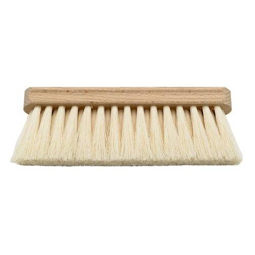 Eine Bürste mit Holzgriff und steifen weißen Borsten, verwendet zum Reinigen von Oberflächen.