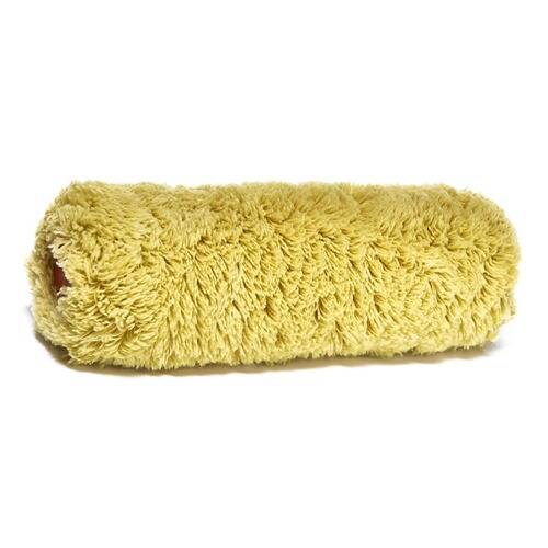 Ein flauschiger gelber Autowäsche-Handschuh, der als zylindrische Bürste gestaltet ist und zum effektiven Reinigen von Fahrzeugen verwendet wird.